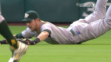 OAK@HOU: Reddick makes a diving catch in right