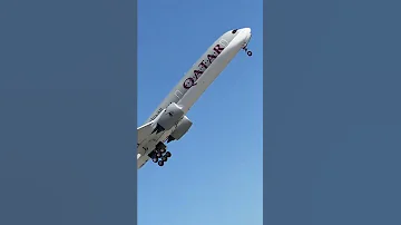 كابتن القطرية يثير الرعب بين الركاب عند اقلاع الطائرة بشكل عمودي يوتيوب قصير Shortsvideo 