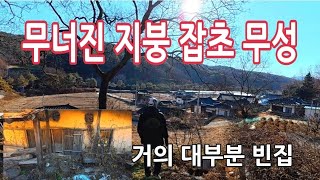 Er zijn geen mensen in het paleisachtige oude huis en er groeit alleen onkruid.