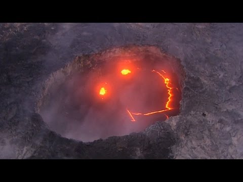 Видео: Человек прыгает через защитный барьер и падает в вулкан Килауэа