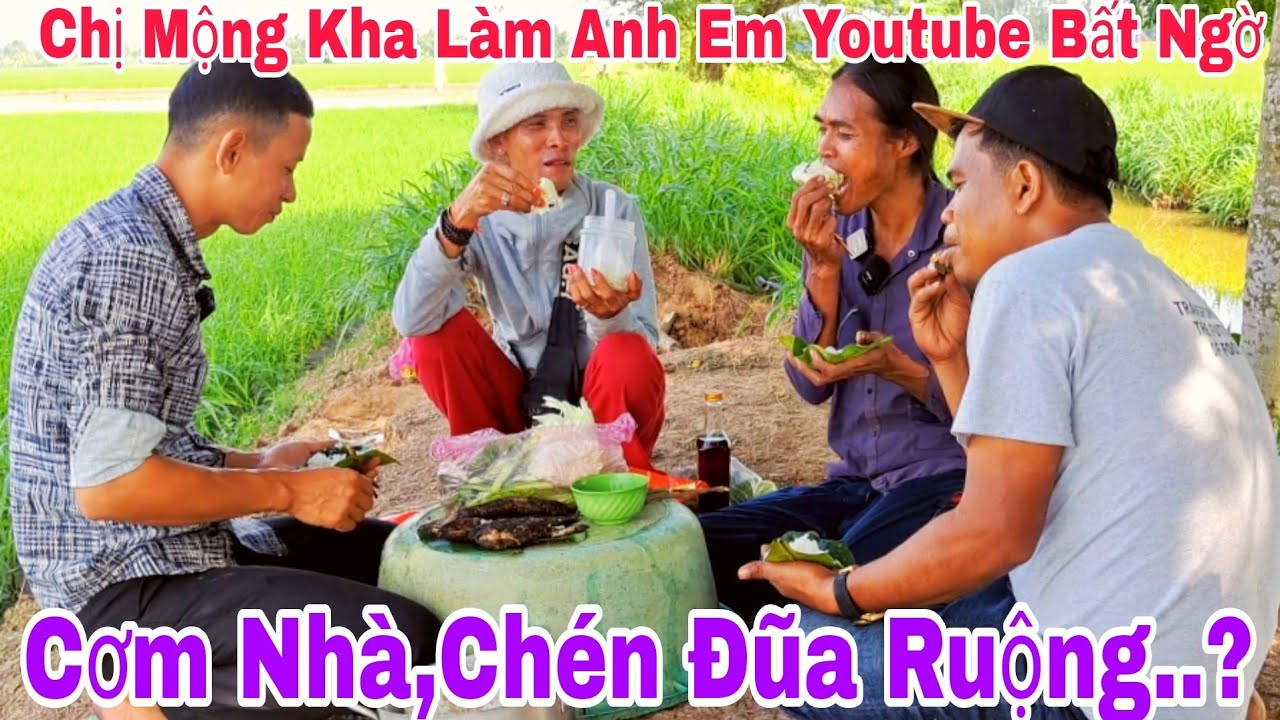 Chị Mộng Kha Làm Ẩm Thực Ngòai Đồng,,Làm Anh Em Youtube Chở T.ay Không Kị.p Rất Bất Ngờ..?