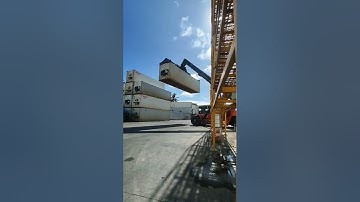 REEFER CONTAINER LOADING - REACH STACKER