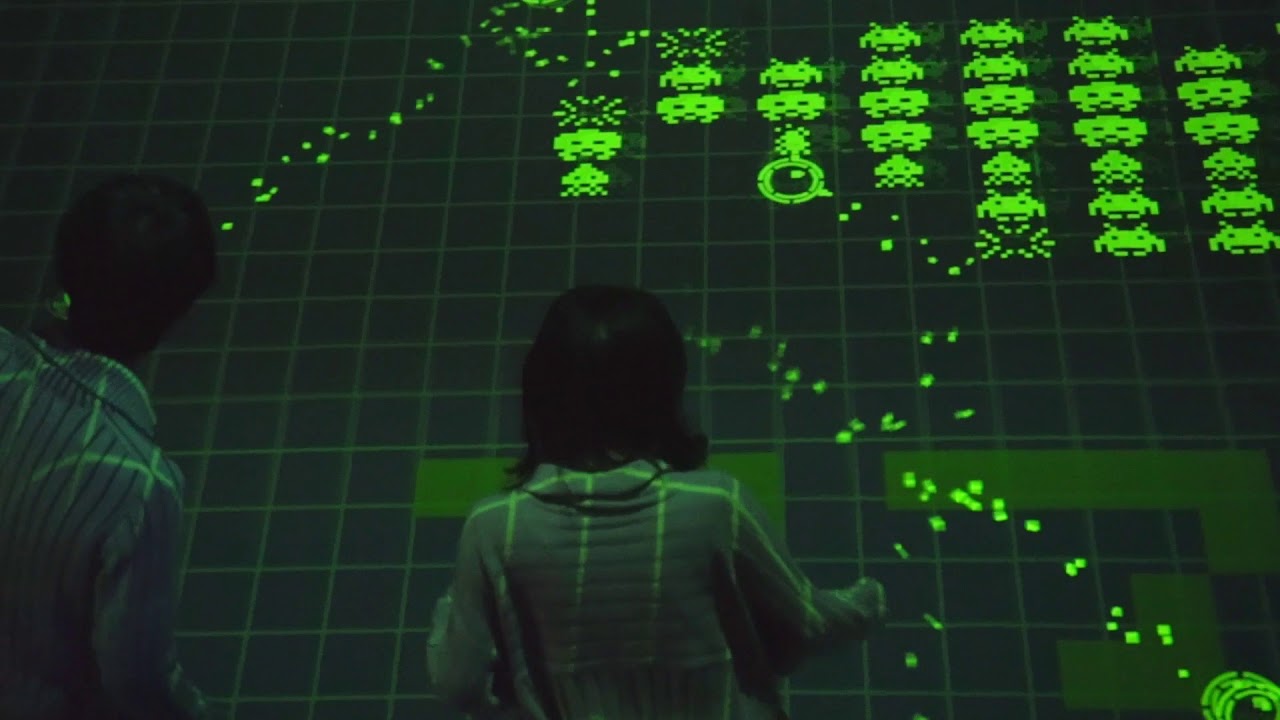 世界初！歩いて遊べる10人同時プレイ型プロジェクションVRゲーム