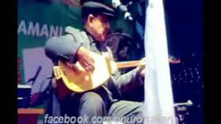 Neşet Ertaş - Emmim Kasketiyle Döktürüyor Yine Konserde. Konsere Hazırlık.