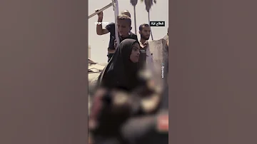 وداع صامت لطفلها الشهيد 