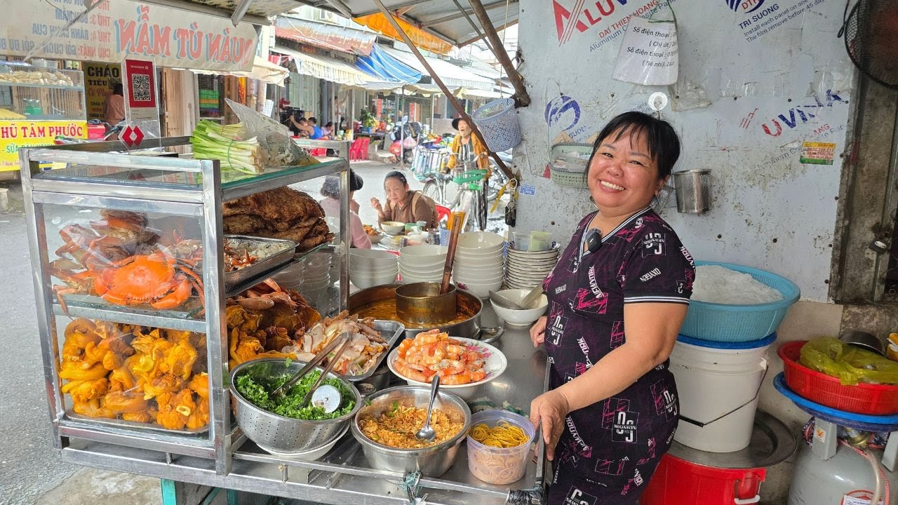 Tiệm bánh canh cua bắt mắt nhất Sài Gòn, toàn bộ nguyên liệu màu cam, con cua cũng màu cam