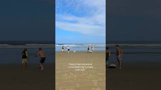 Papá e hijo aprendiendo a surfear en Olón #surf #olon #ecuador #turismo #playa #escueladesurf