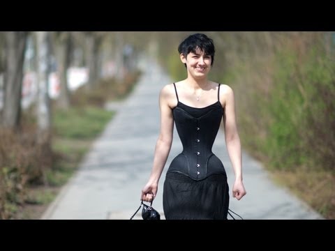 Video: Wie heeft de kleinste taille ter wereld?