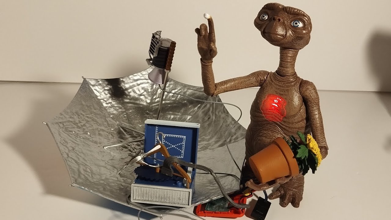 Figurine - NECA - Ultimate Dress-Up E.T. - 40ème anniversaire 18cm