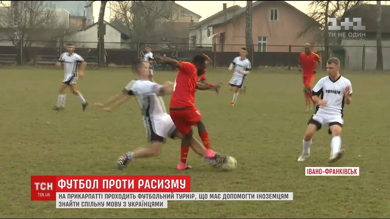 В Івано-Франківську влаштували футбольний турнір команди місцевої поліції та іноземних студентів