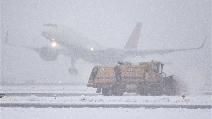 1 HOUR of Winter Storm Plane Spotting at MSP Airport