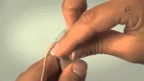 Nucleus® 5 - Using the Microphone protector applicator