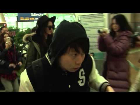 少女時代潤娥現身機場 軍綠大衣+過膝靴時尚帥氣
