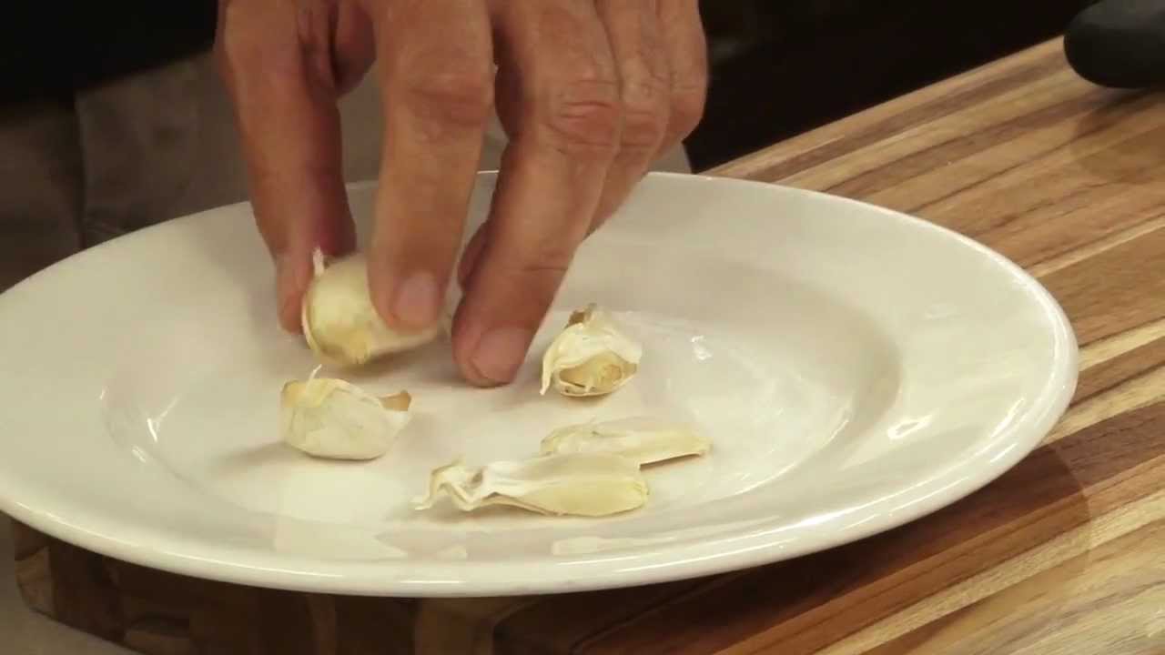 How to Peel Garlic (6+ Ways Tested) - Alphafoodie