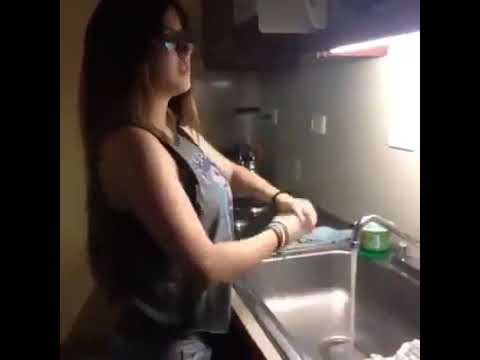 لما تخلصي مواعين وحد يحطلك تانى