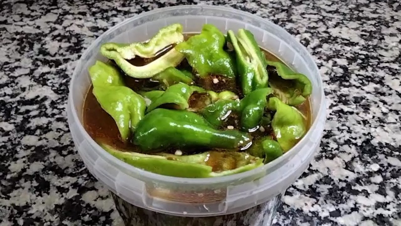 Un rico y saludable aperitivo. Pimientos verdes en aliño.