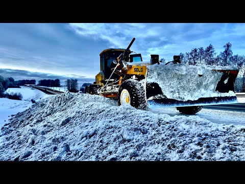 Бойся Снег! Михалыч выехал! Борьба с валами на Автогрейдере!