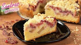 Mein Lieblingskuchen: Erdbeeren, Rhabarber und knusprige Streusel!