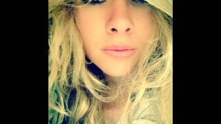 Çağla Özdöker   Kanatlarım Kıpkırmızı