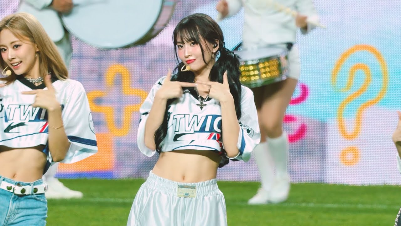 [4K] 240731 쿠팡플레이 시리즈 하프타임쇼 CHEER UP 트와이스 모모 직캠