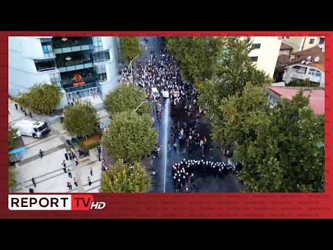 Tensionet në protestën te Kuvendi,policia shpërndan protestuesit me ujë me presion dhe spraj piperi