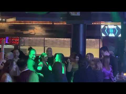 رقصیدن باحال دکتر ایمان اشراقی در کاباره تهران لس آنجلس دوم فروردین ۴۰۲