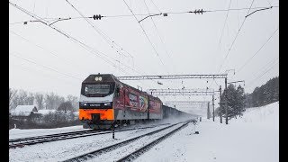 Электровоз 2ЭС7-001 с грузовым поездом