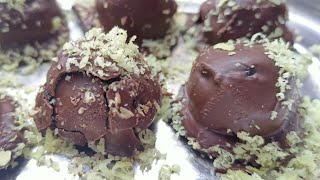 1 मिनट में चॉकलेट के लड्डू बनाना सीखे || easy chocolate laddu recipe #shorts #shortsvideo