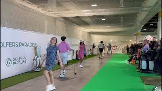 Desfile de ropa de moda de golf en la feria FESPO   Golfmesse 2024 de Zurich