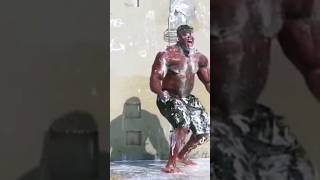 Shampoo Prank With Bodybuilder on Beach - he got angry like Hulk 😂😠 #shorts #prank #funny