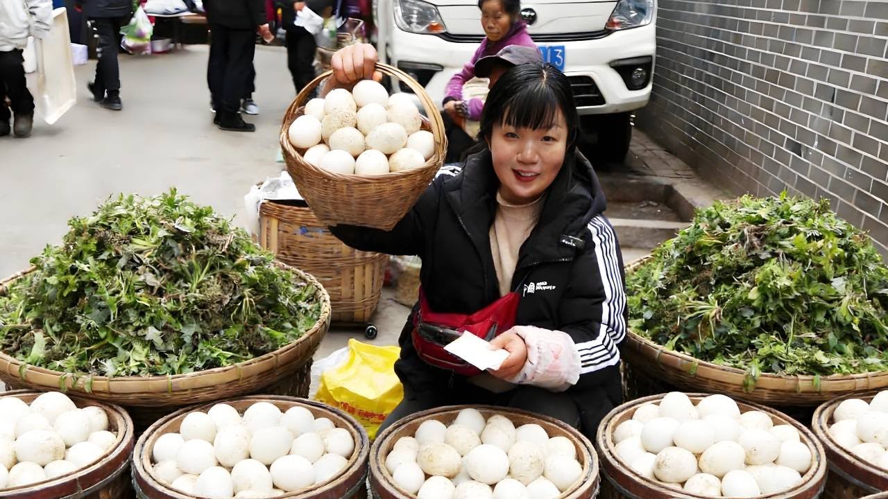 又扛着自家土货进城摆摊啦！！8元一斤的野菜PK5块一个的土鹅蛋，瞧瞧今儿个哪个更抢手！【燕麦行游】