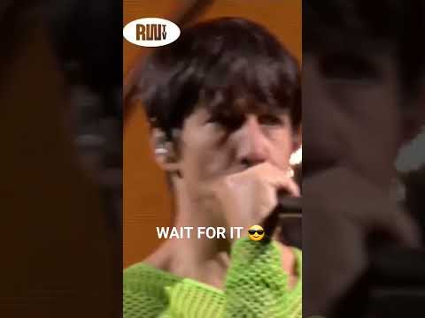 Sleduj Anthony is almost CRYING during BY THE WAY outro #rhcp #redhotchilipeppers #live #shorts na YouTube