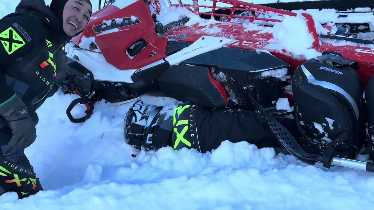 2025 ￼スノーモービル