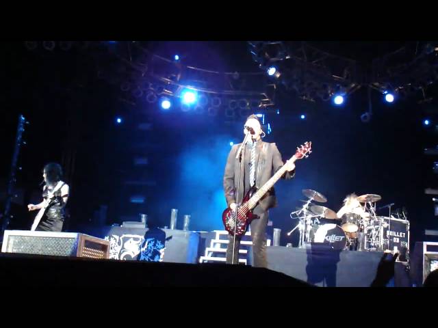 SKILLET LIVE: Whispers In The Dark (Sonshine Festival 2010) - YouTube