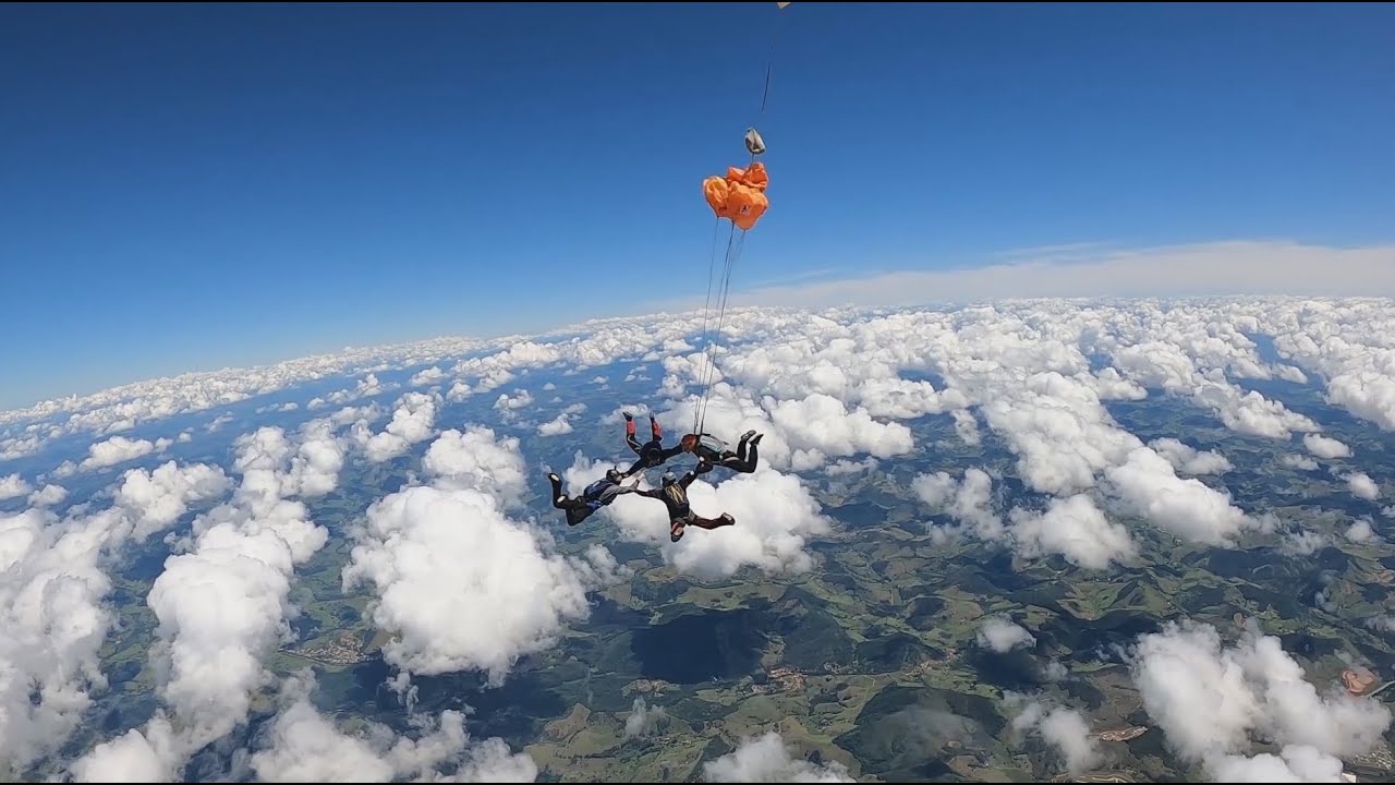 Skydiving premature opening 4 way