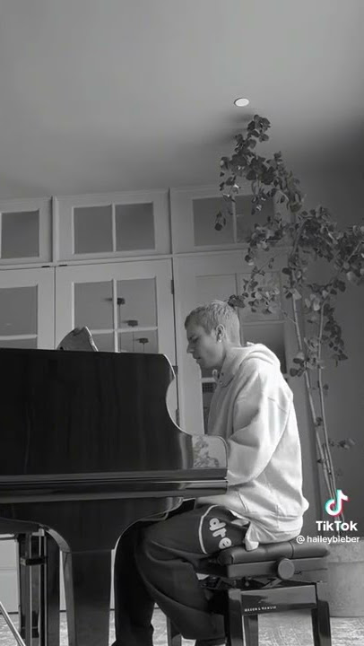 Justin Bieber Sings 'A Song For Mama' !