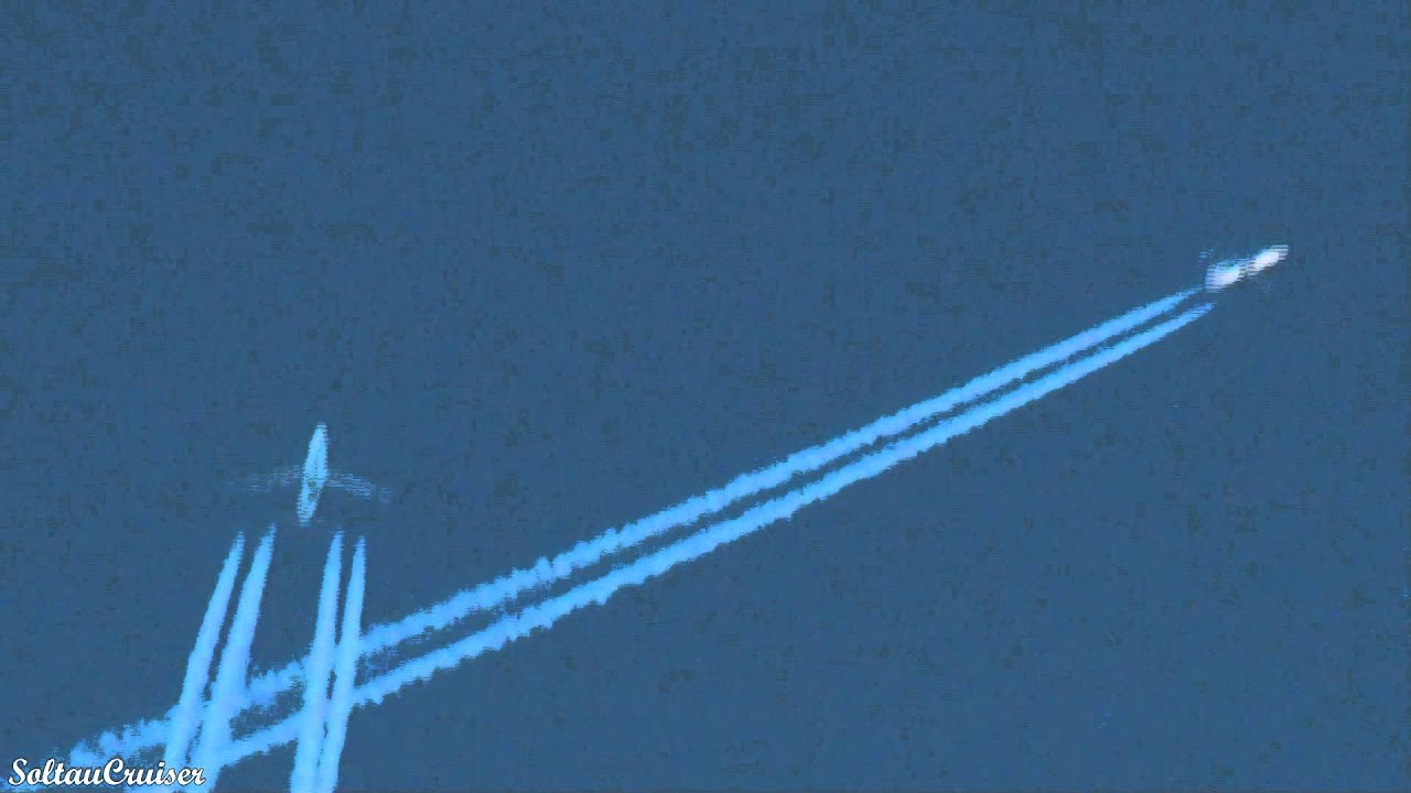 Korean Air Boeing 747-4B5 Contrails over Berlin (06|03|2011)