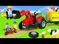Playmobil Traktör ve hayvanlar oyuncak çiftliğinde oynuyor  - Toys Film with Farm for kids