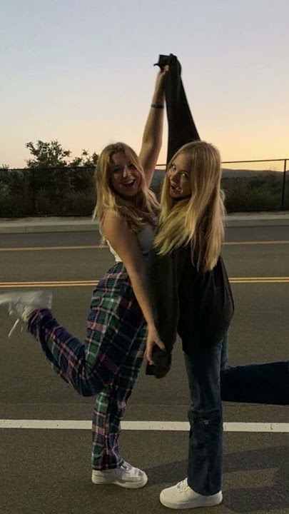 cute poses for a duo #girls #photography #cutepose #cute #advice #photoideas #poseforpictures #pose