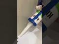 Как ровно нанести силиконовый герметик в ванной