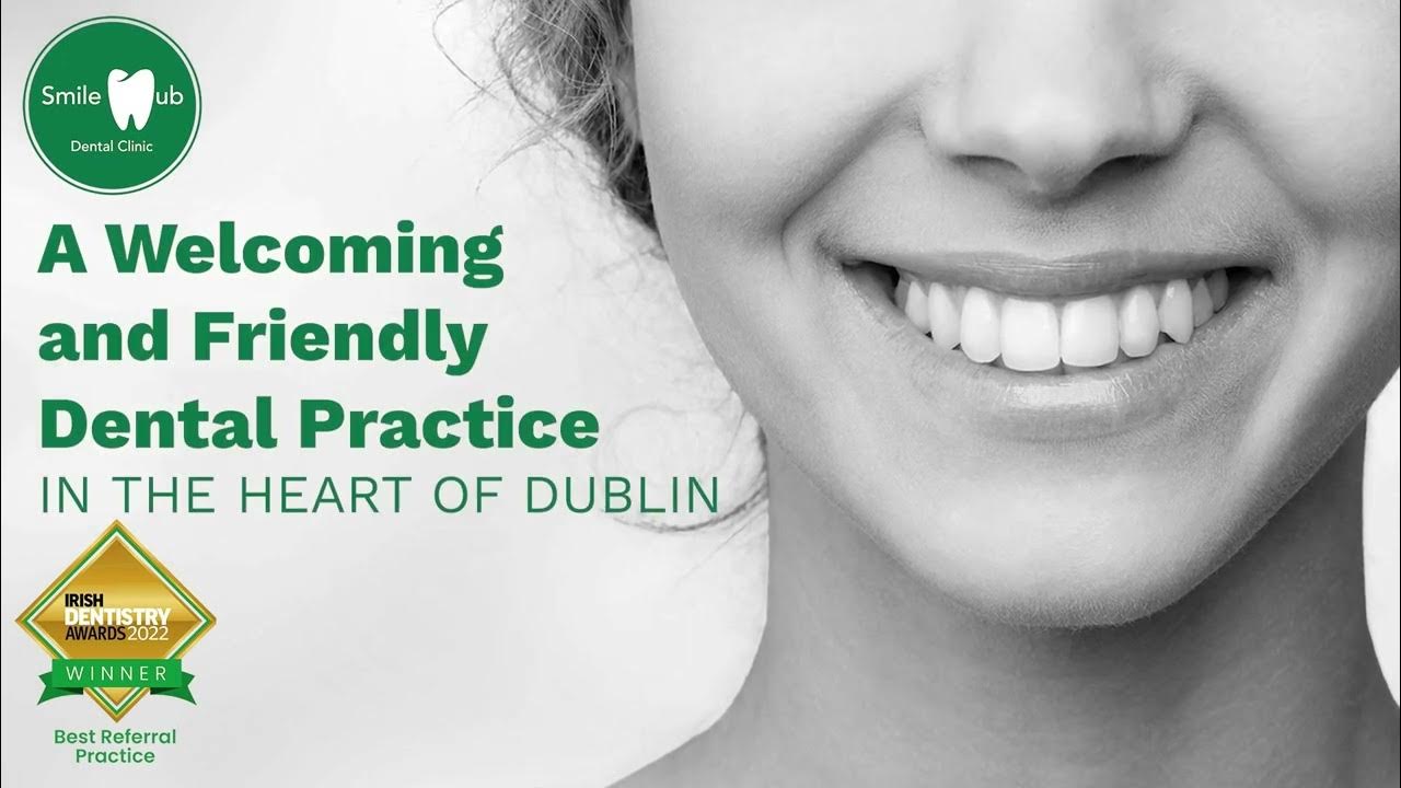 Улыбающееся лицо. Широко улыбающегося человека. Фальшивая улыбка. Улыбающийся человек. Красивые ровные зубы.