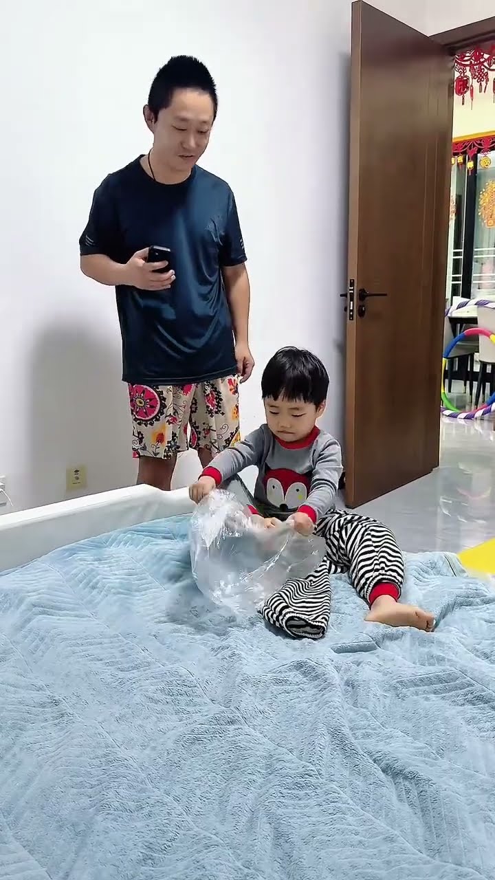 儿子机智穿裤子，这是跟谁学的呀！#Cute baby#Cute#呆萌小米宝#聪明宝宝#萌娃