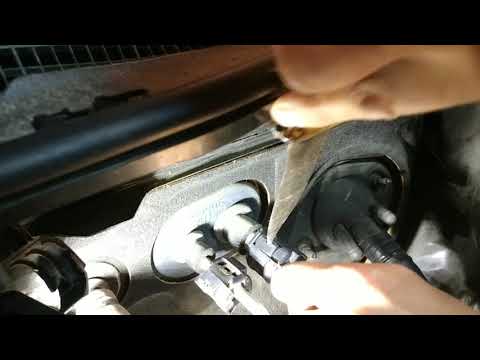 Как снять хомут с трубки кондиционера Toyota Camry acv30