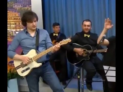 ირაკლი კობახიძე გიტარით ხელში