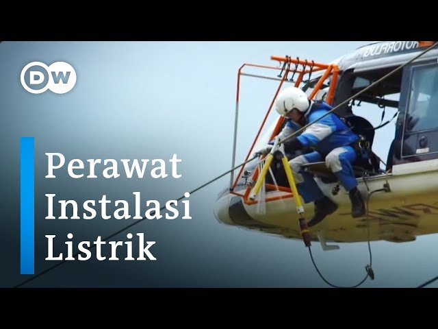 Bekerja pada Aliran Listrik Tegangan Tinggi Memakai Helikopter class=