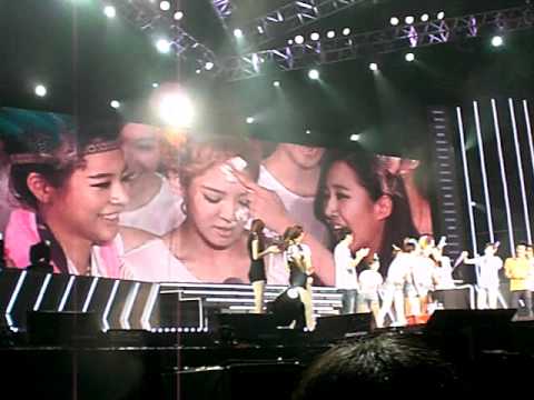 2011 0911 少女時代SNSD二巡 IN 台灣場  孝淵慶生.AVI