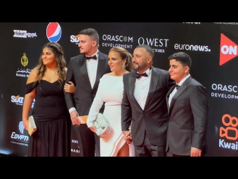 عائلة احمد السقا يدعمونه في استلام تكريمه من مهرجان الجونة السينمائي