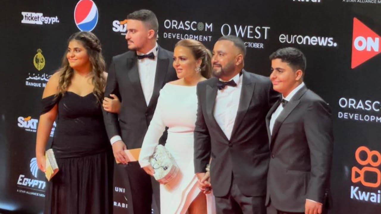 عائلة احمد السقا يدعمونه في استلام تكريمه من مهرجان الجونة السينمائي
