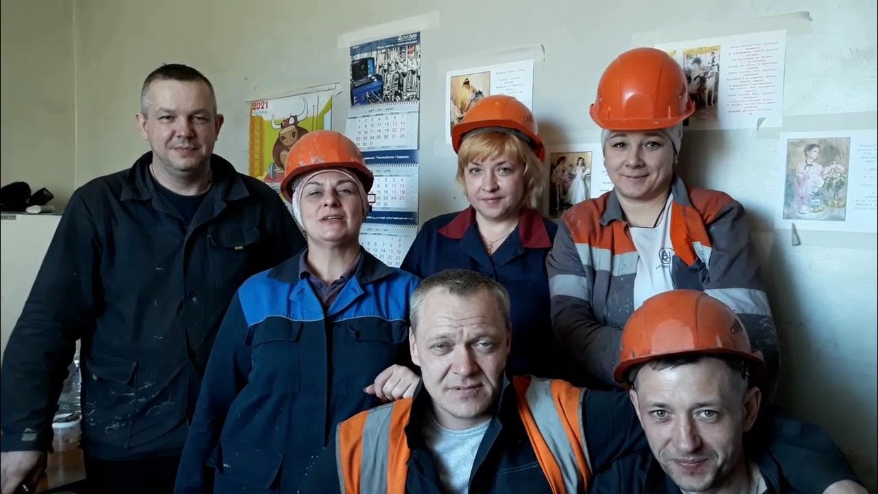 Мигрант. Поднимайся рабочий. Поднимайся рабочий. Картинки вставай поднимайся рабочий народ. Вставай поднимайся рабочий народ текст.