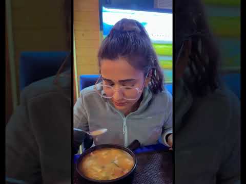 Trying Tibetan food for very first time 💁🏻‍♀️😍 #gimaashi #shorts #ytshorts #tibetanfood #laphing